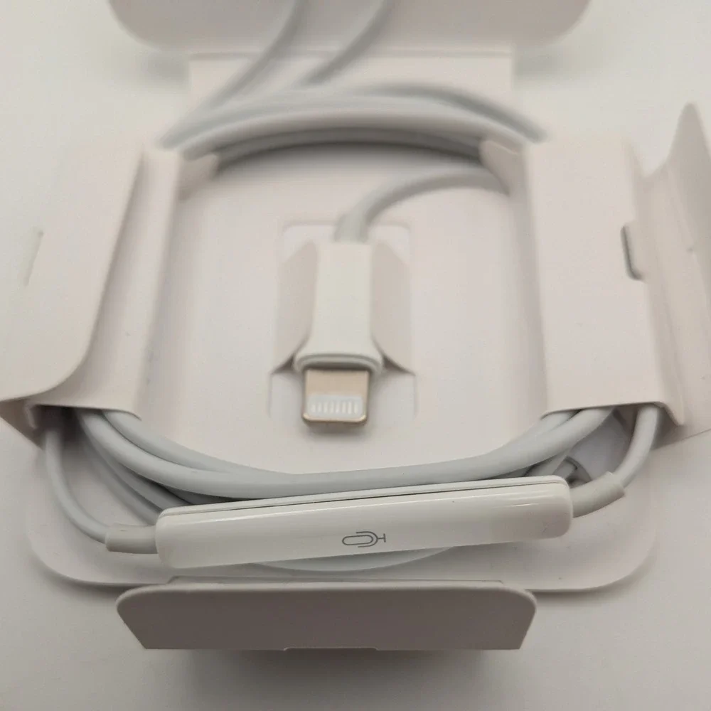 Apple EarPods with Lightning Connector White Wired In-Ear Headphones MMTN2AM/A